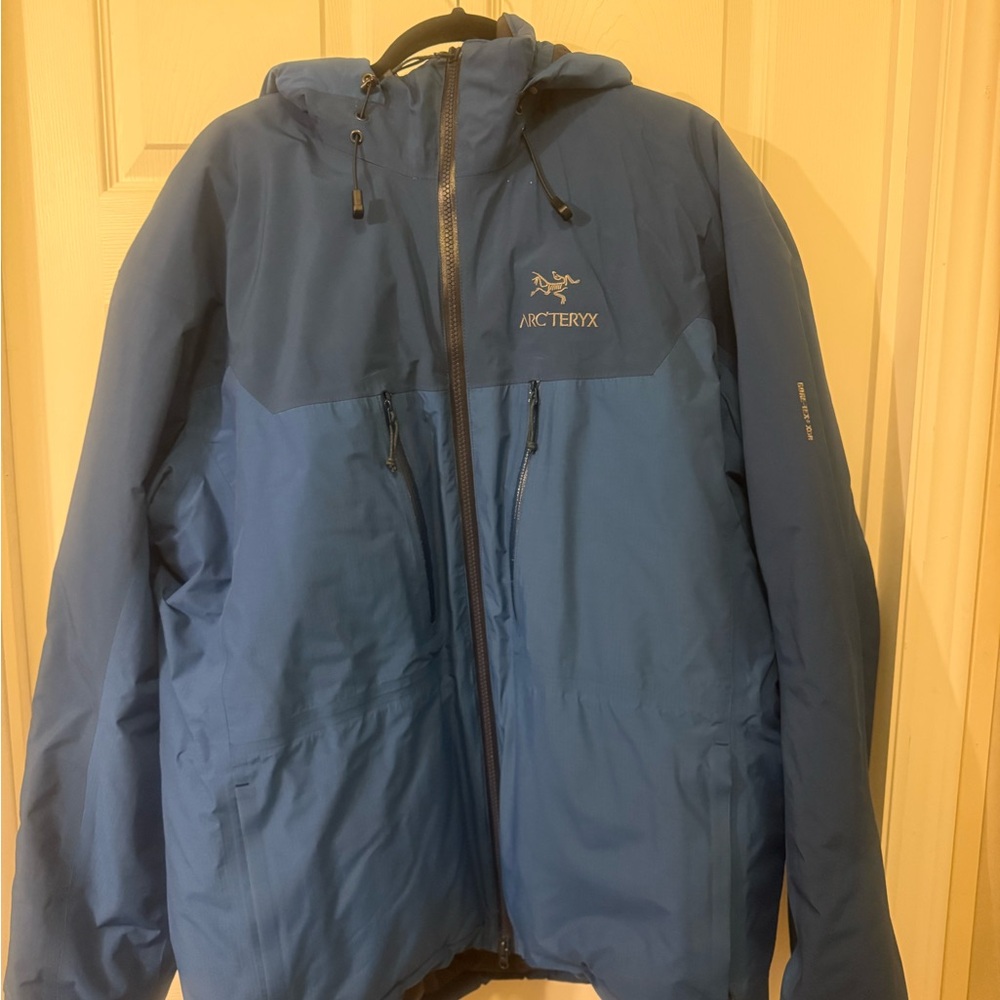 Arc'teryx Men's Gore-Tex insulated lightweight Performance coat in Deep Blue